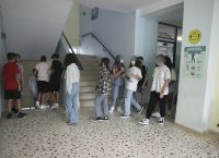 Λάρισα: Χειροπέδες σε μαθητές Γυμνασίου που εκβίαζαν και αποσπούσαν χρήματα από συμμαθήτριες