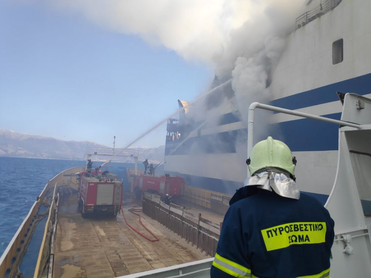 Φωτιά σε πλοίο στην Κέρκυρα: Αγωνία για τους 11 αγνοούμενους και τους δύο εγκλωβισμένους