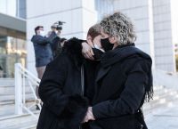Ραγίζει καρδιές η αγκαλιά ανάμεσα στη μάνα Τοπαλούδη και τη μητέρα της Γαρυφαλλιάς