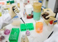 Θεραπεία AIDS: Γυναίκα θεραπεύθηκε από τον ιό με νέα πρωτοποριακή θεραπεία
