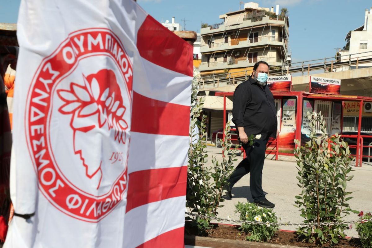 Ολυμπιακός: Ο Βαγγέλης Μαρινάκης με ένα λευκό τριαντάφυλλο στο μνημείο της Θύρας 7