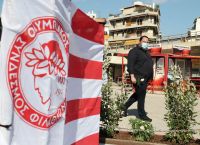 Ολυμπιακός: Ο Βαγγέλης Μαρινάκης με ένα λευκό τριαντάφυλλο στο μνημείο της Θύρας 7