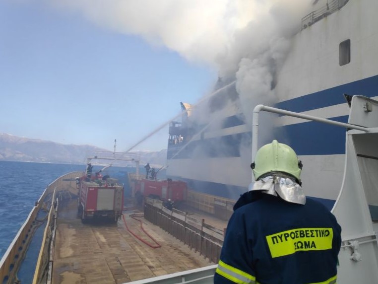 Euroferry Olympia: Ζωντανός εντοπίστηκε αγνοούμενος στη πρύμνη [pic,vid]