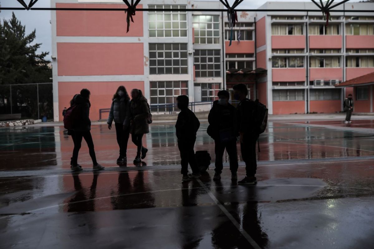 Σχολεία Κορωνοϊός: Σχεδόν 40.000 παιδιά θετικά σε μία εβδομάδα – Οδηγός για κρούσμα στο σχολείο