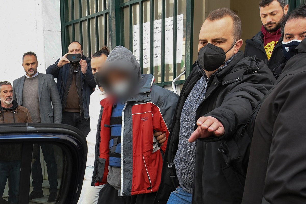Ανδραβίδα: Στην εισαγγελέα για να απολογηθεί ο δράστης του τετραπλού φονικού