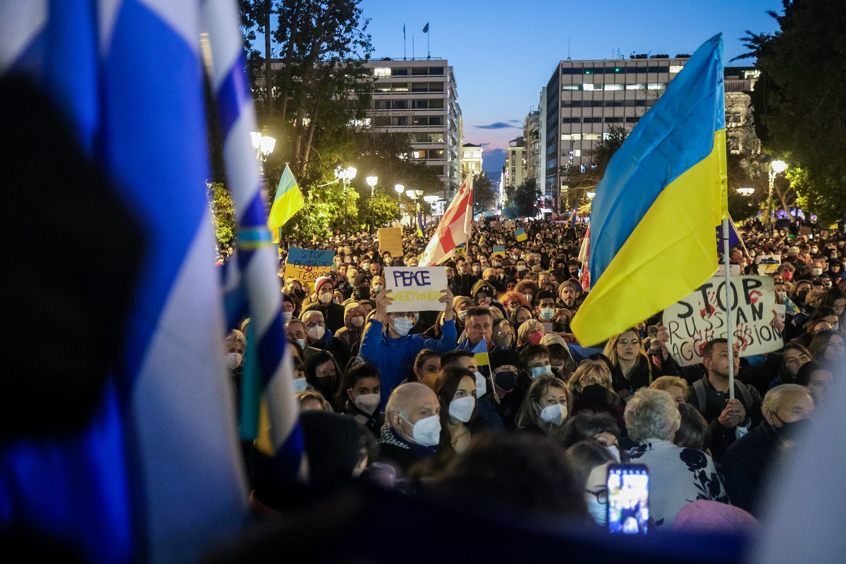 Μεγάλη συγκέντρωση στο Σύνταγμα κατά της ρωσικής εισβολής στην Ουκρανία