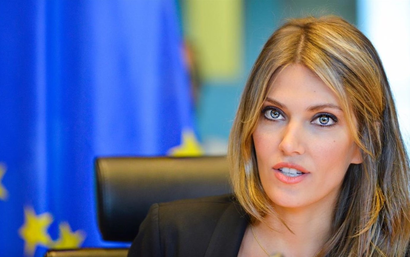 Εύα Καϊλή: Το αξέχαστο σταυροπόδι με σούπερ μίνι που τρέλανε κόσμο
