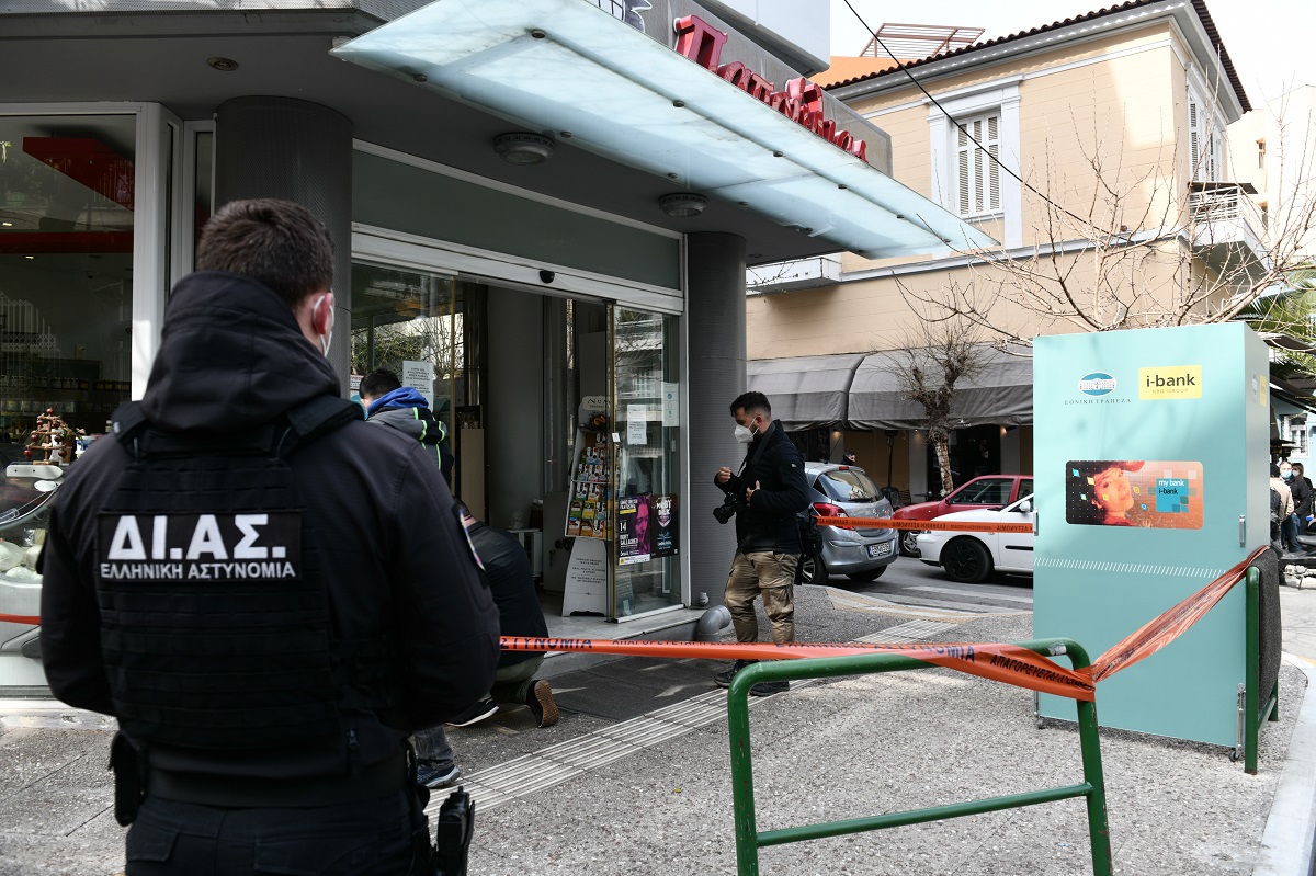 Ληστεία σε χρηματαποστολή στο Παγκράτι: Κατέβασαν γυναίκα οδηγό από αυτοκίνητο και διέφυγαν