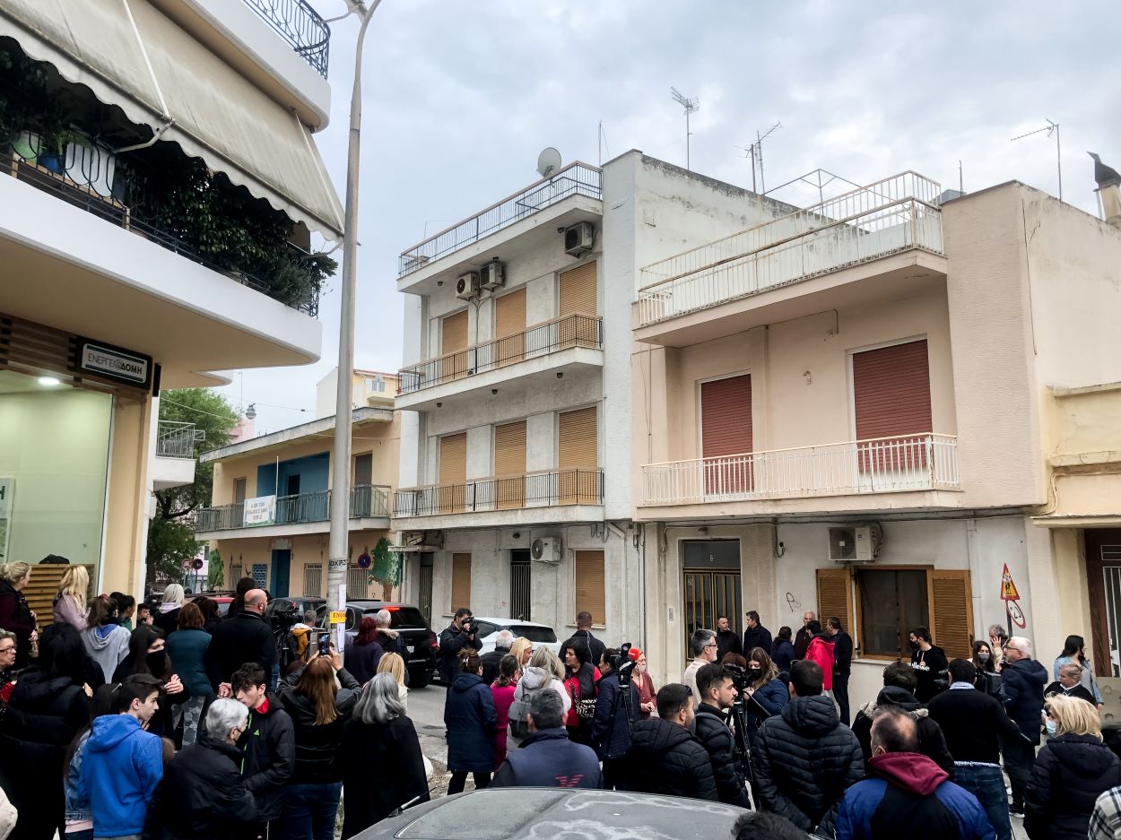 Πάτρα: Λαοθάλασσα οργής έξω από το σπίτι της Ρούλας Πισπιρίγκου – Τι είπε ο σύζυγος