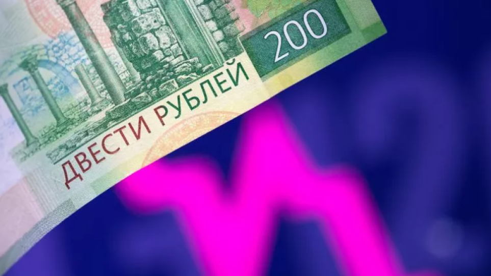 Οι κυρώσεις γονατίζουν τη ρωσική οικονομία