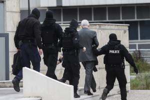 Πέτρος Φιλιππίδης: Την Παρασκευή θα συνεχιστεί η δίκη – “Φυγαδεύτηκε” ο ηθοποιός από τα δικαστήρια