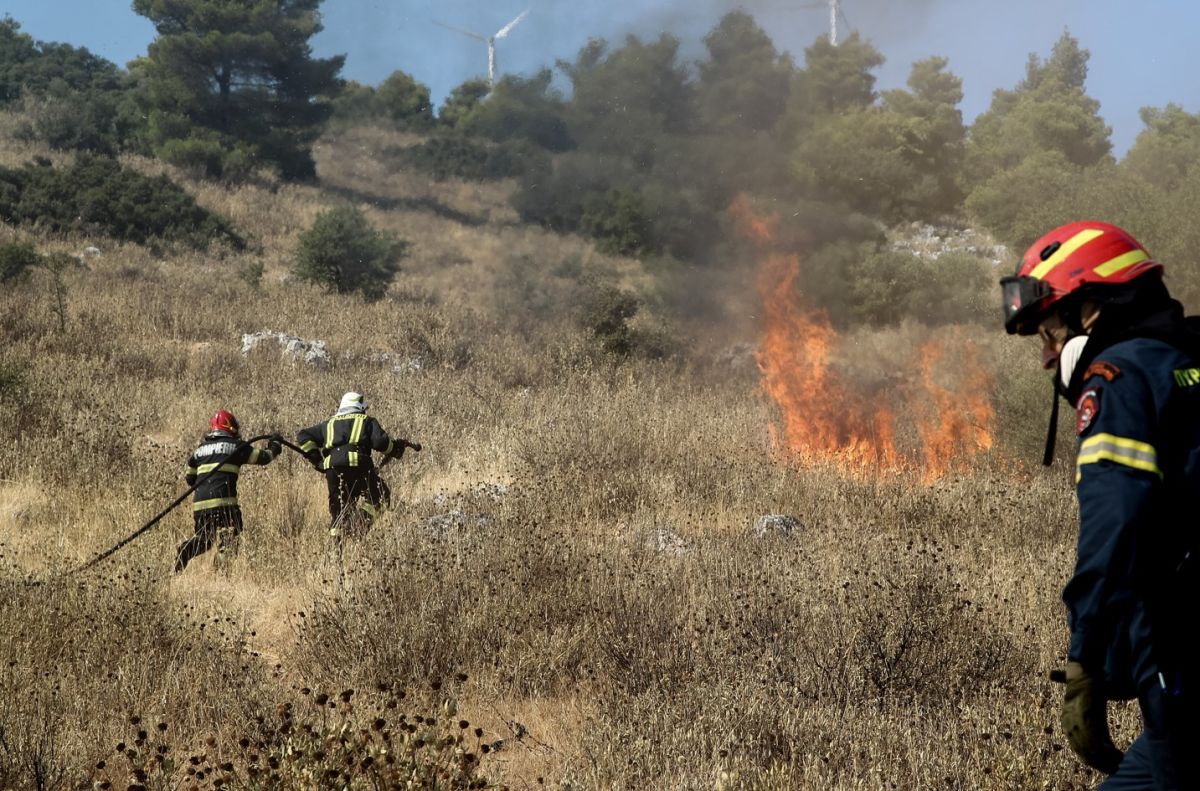 Φωτιά στη Σάμο: Μία προσαγωγή – Εκκενώθηκαν προληπτικά οι Βουρλιώτες
