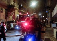Νέος Κόσμος: Υπό μερικό έλεγχο η φωτιά σε κτίριο