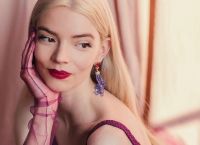 Η Anya Taylor-Joy περιηγείται στην ανακαινισμένη boutique του Dior στο Παρίσι Η Anya Taylor-Joy περιηγείται στην ανακαινισμένη boutique του Dior στο Παρίσι