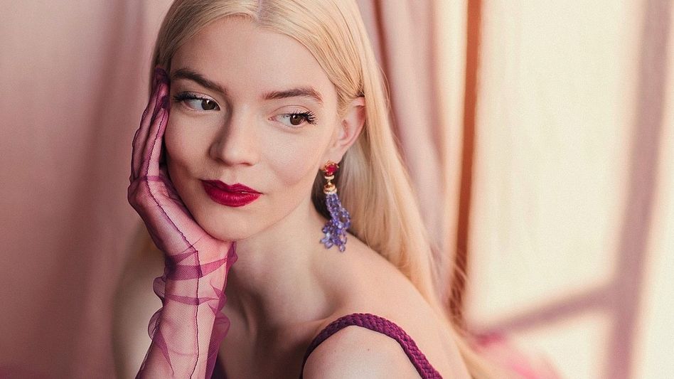 Η Anya Taylor-Joy περιηγείται στην ανακαινισμένη boutique του Dior στο Παρίσι