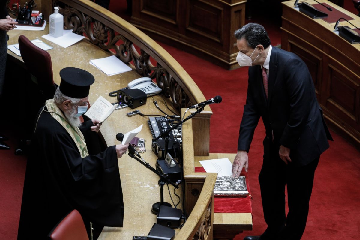 Θεόδωρος Σκυλακάκης: Ορκίστηκε βουλευτής στη θέση της Μαριέττας Γιαννάκου