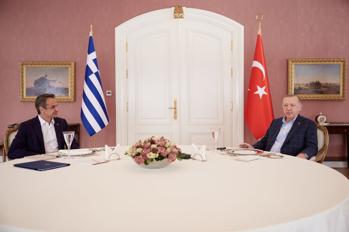 Ερντογάν – Μητσοτάκης: Η γλώσσα του σώματος της συνάντησης