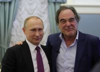 Όταν ο Βλαντιμίρ Πούτιν παρακολούθησε το «Dr. Strangelove’ με τον Oliver Stone Όταν ο Βλαντιμίρ Πούτιν παρακολούθησε το «Dr. Strangelove’ με τον Oliver Stone