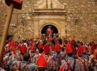 La Endiablada: Το δυνατό, πολύχρωμο, χορευτικό φεστιβάλ διαβόλου της Ισπανίας