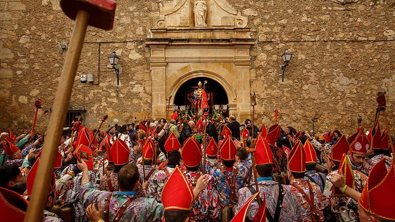 La Endiablada: Το δυνατό, πολύχρωμο, χορευτικό φεστιβάλ διαβόλου της Ισπανίας