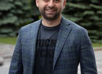 Davyd Arakhamia: Αυτός είναι ο άνθρωπος με το καπέλο που κάθισε στο τραπέζι των διαπραγματεύσεων