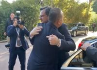 Πόλεμος στην Ουκρανία: Θερμή χειραψία Κουλέμπα – Τσαβούσογλου