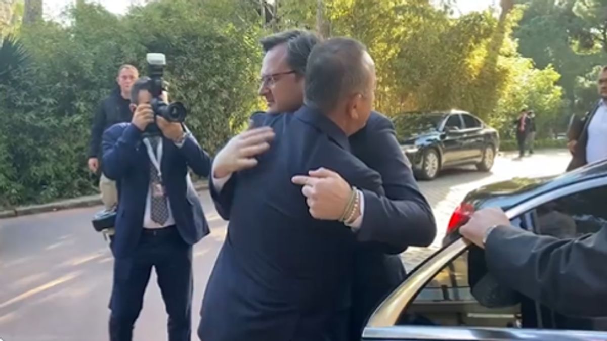 Πόλεμος στην Ουκρανία: Θερμή χειραψία Κουλέμπα – Τσαβούσογλου