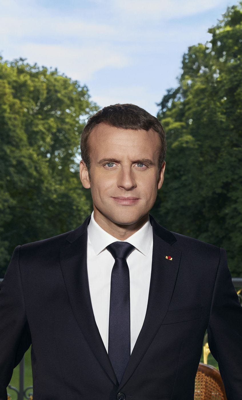 Trendy Macron με φούτερ και τζιν στο Μέγαρο Ελιζέ