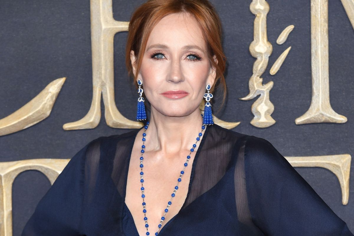 Το όνομα της JK Rowling άλλαξε σε σχολείο λόγω των «απόψεων της συγγραφέως για τα τρανς άτομα»