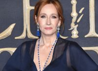 Το όνομα της JK Rowling άλλαξε σε σχολείο λόγω των «απόψεων της συγγραφέως για τα τρανς άτομα»
