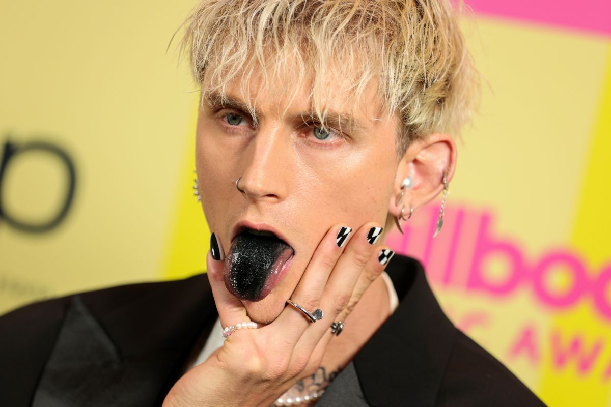 MGK: Tα social αμφισβητούν ότι είναι emo κι εκείνος απάντησε με το πιο αινιγματικό βίντεο του μήνα
