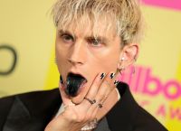 MGK: Tα social αμφισβητούν ότι είναι emo κι εκείνος απάντησε με το πιο αινιγματικό βίντεο του μήνα