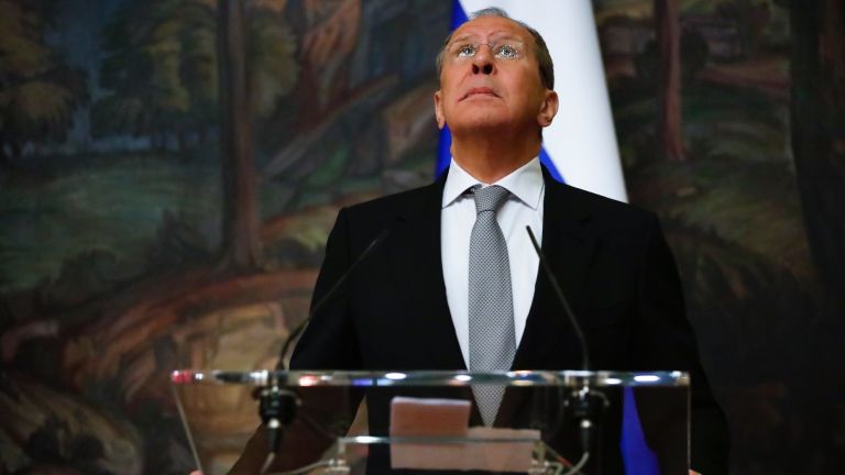 Ο Λαβρόφ ρίχνει λάδι στη φωτιά: “Αν στείλετε όπλα πάμε για σύγκρουση Ρωσίας-ΝΑΤΟ”