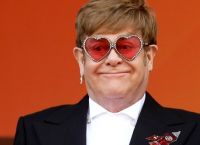 Elton John: Αποφάσισε να υιοθετήσει ένα ορφανό παιδί από την Ουκρανία