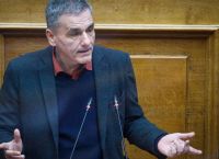 Αρχηγική εμφάνιση Τσακαλώτου στη Βουλή