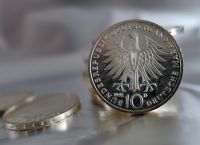 Deutsche Bank: Από το δεύτερο μισό του 2022 ο οικονομικός αντίκτυπος του πολέμου