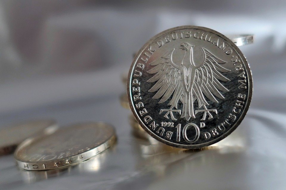 Deutsche Bank: Από το δεύτερο μισό του 2022 ο οικονομικός αντίκτυπος του πολέμου