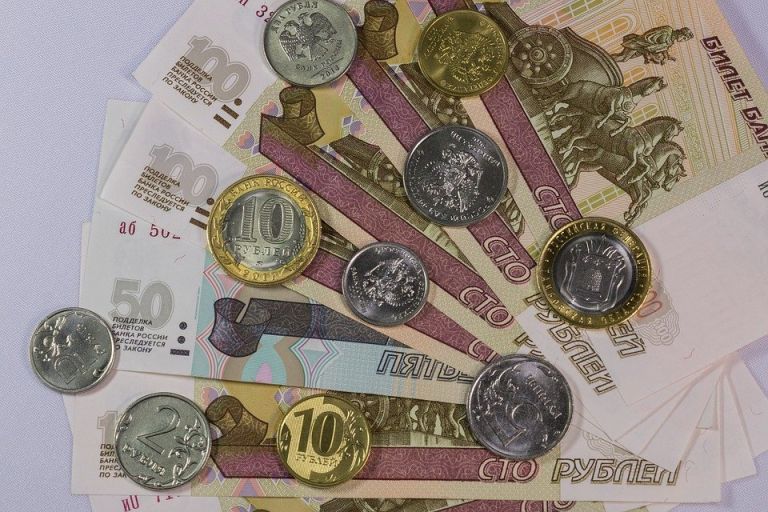 Ρωσία: Οι ελβετικές τράπεζες δίνουν ωριαίες αναφορές για τα ρωσικά περιουσιακά στοιχεία που έχουν “παγώσει”