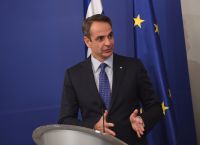 Ούτε ανασχηματισμός ούτε εκλογικός νόμος