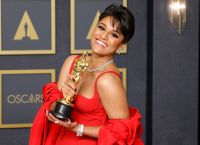 Oscars: Τα καλύτερα outfits που ξεχωρίσαμε στην πιο λαμπερή βραδιά