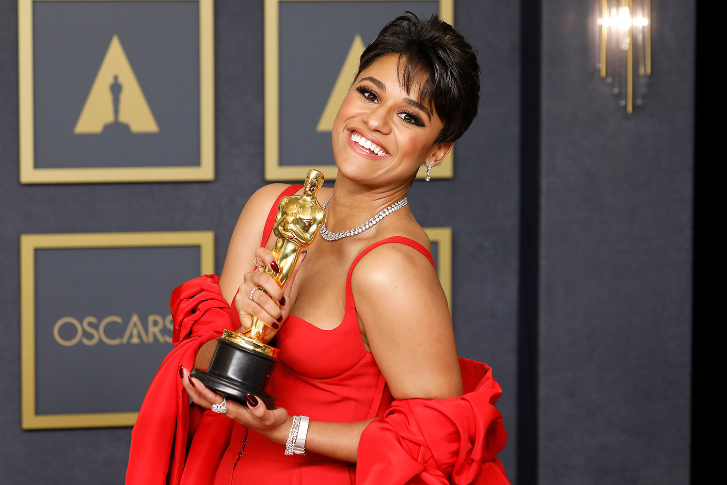 Oscars: Τα καλύτερα outfits που ξεχωρίσαμε στην πιο λαμπερή βραδιά