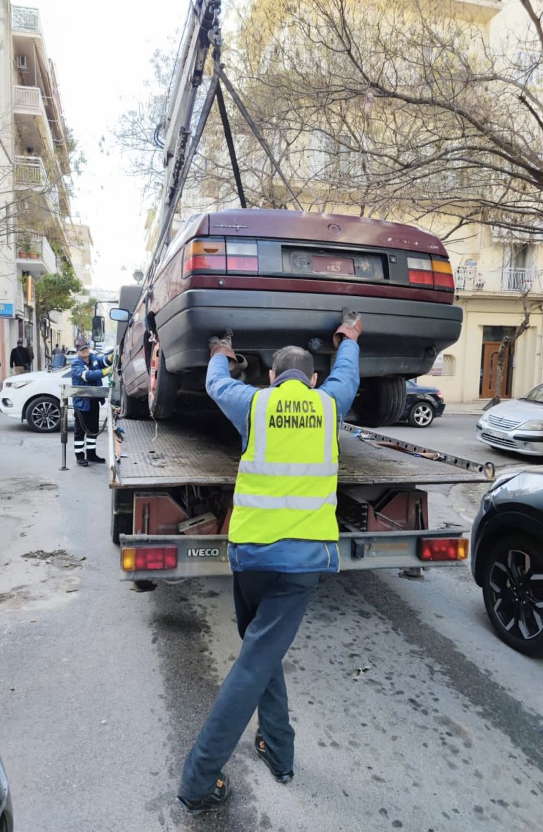 Δρόμοι Αθήνας: Γερανοί μάζεψαν 85 παρατημένα αυτοκίνητα από τις γειτονιές [pics]