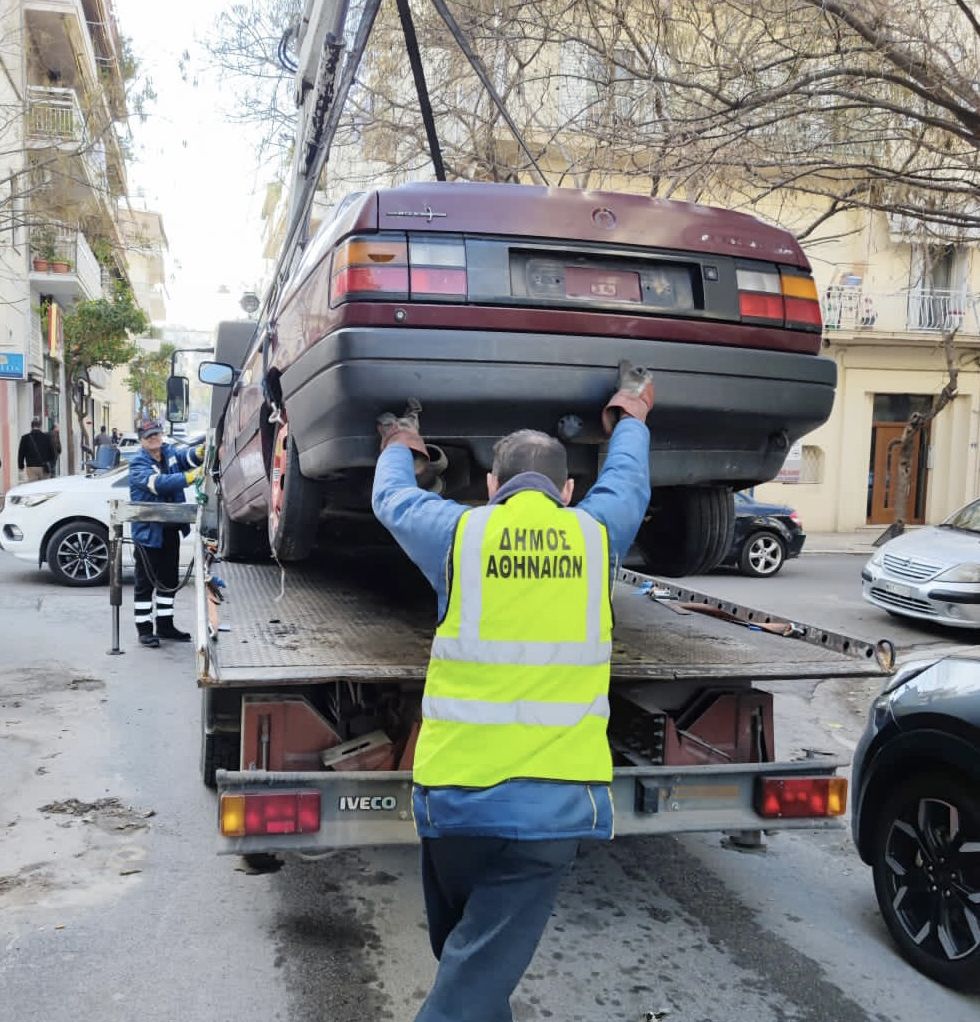 Δρόμοι Αθήνας: Γερανοί μάζεψαν 85 παρατημένα αυτοκίνητα από τις γειτονιές [pics]
