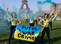Femen: «Σταματήστε τον πόλεμο του Πούτιν»: Topless διαμαρτυρία στον Πύργο του Άιφελ [vid]