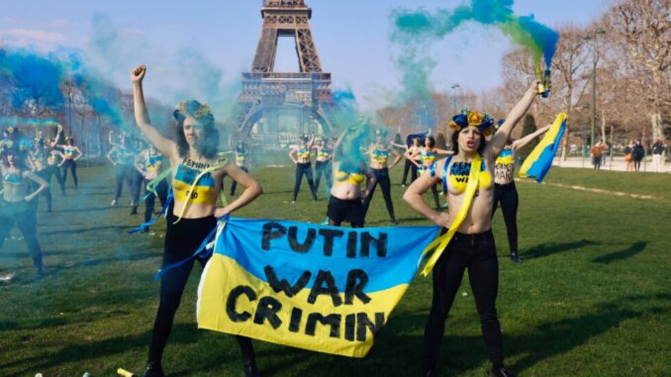 Femen: «Σταματήστε τον πόλεμο του Πούτιν»: Topless διαμαρτυρία στον Πύργο του Άιφελ [vid]