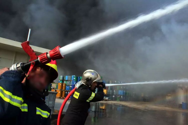 Expolosion destroyed a factory in Grevena – Τhree workers missing [pic]