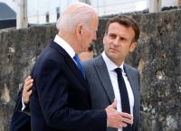 Μακρόν: “Άδειασε” τον Μπάιντεν μετά την δήλωση για Πούτιν