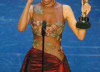 Halle Berry: Περιγράφει την καλύτερη στιγμή της πριν 20 χρόνια όταν βραβεύτηκε με Όσκαρ