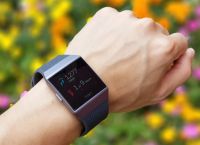 Η Fitbit ανακαλεί 1 εκατομμύριο ιονικά ρολόγια μετά από αναφορές για εγκαύματα