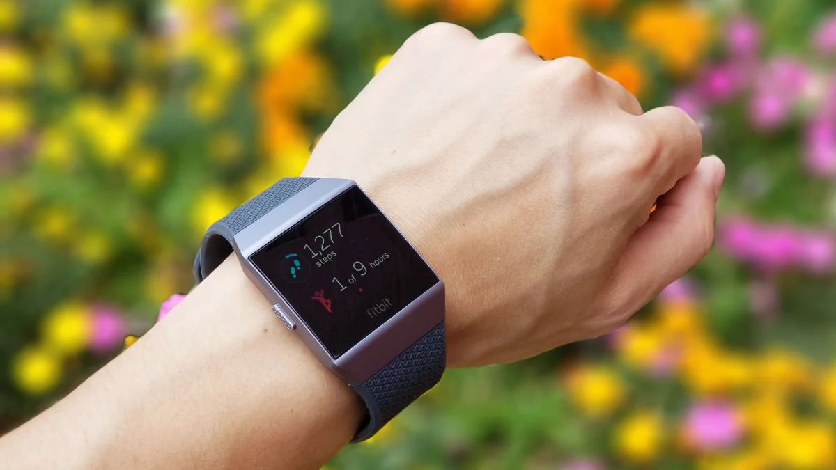 Η Fitbit ανακαλεί 1 εκατομμύριο ιονικά ρολόγια μετά από αναφορές για εγκαύματα